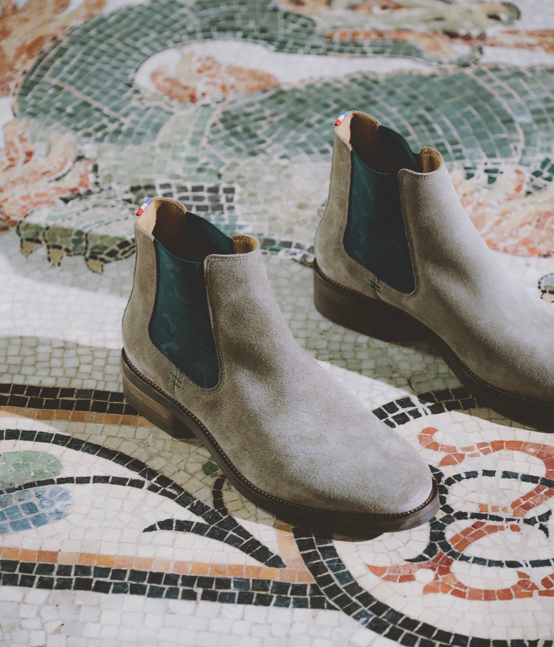 Beige chelsea boot men's outfit clearance
