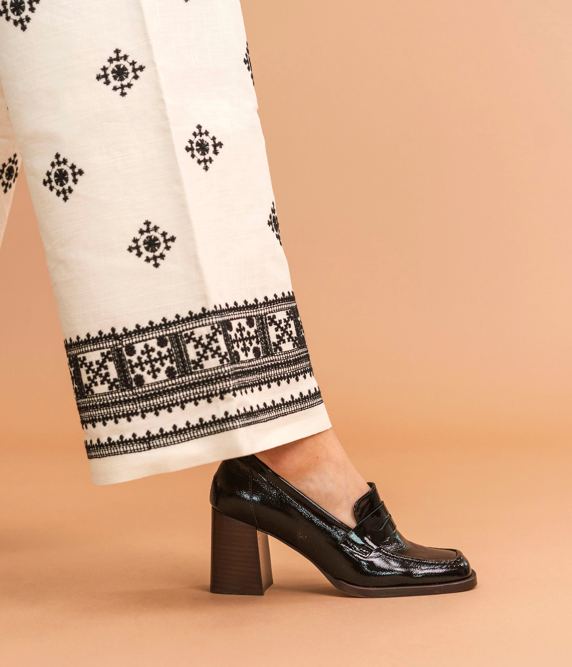 Black pump outlet heels