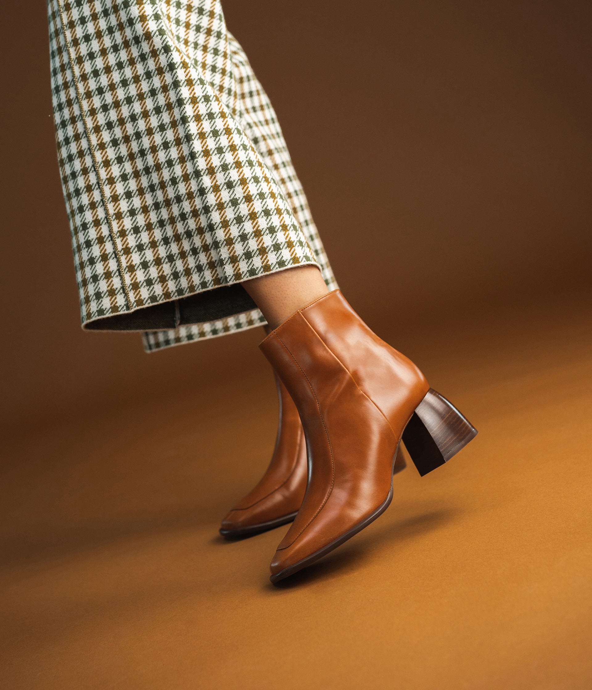 Brown leatherette low ankle boot top